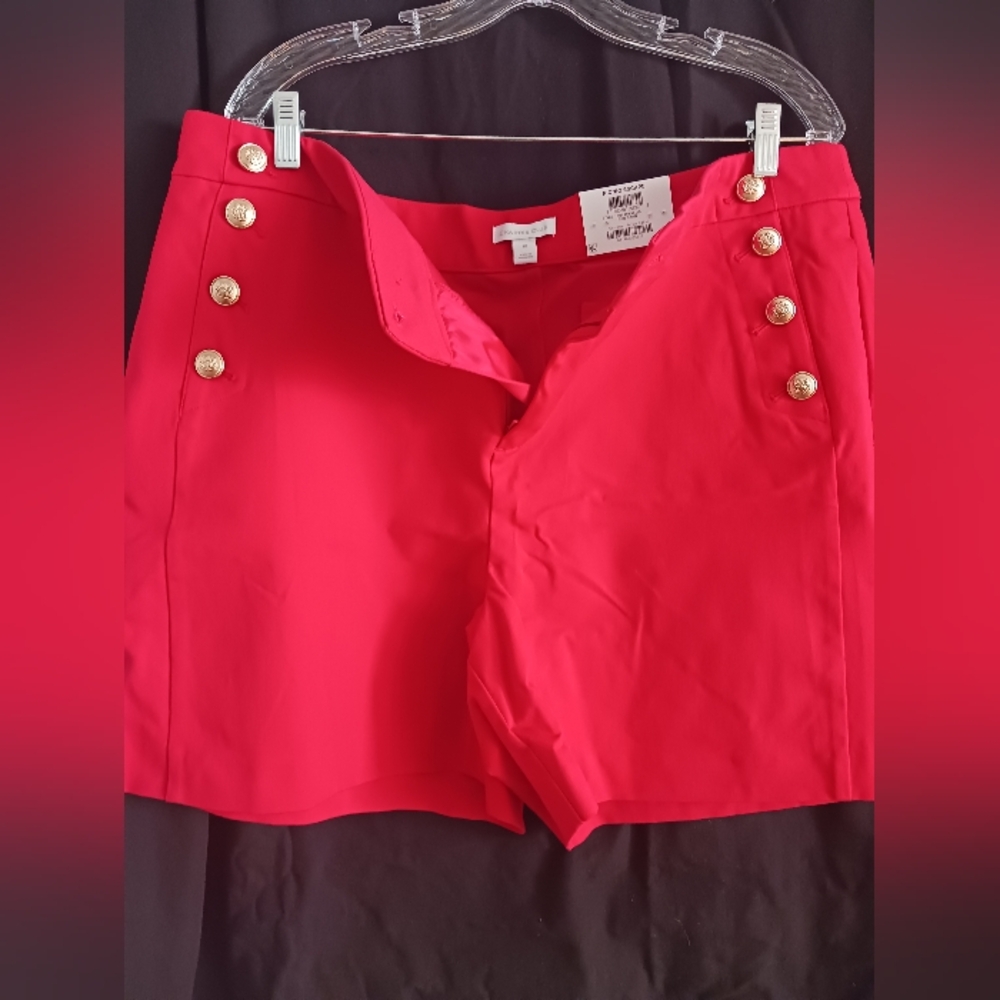 Red short